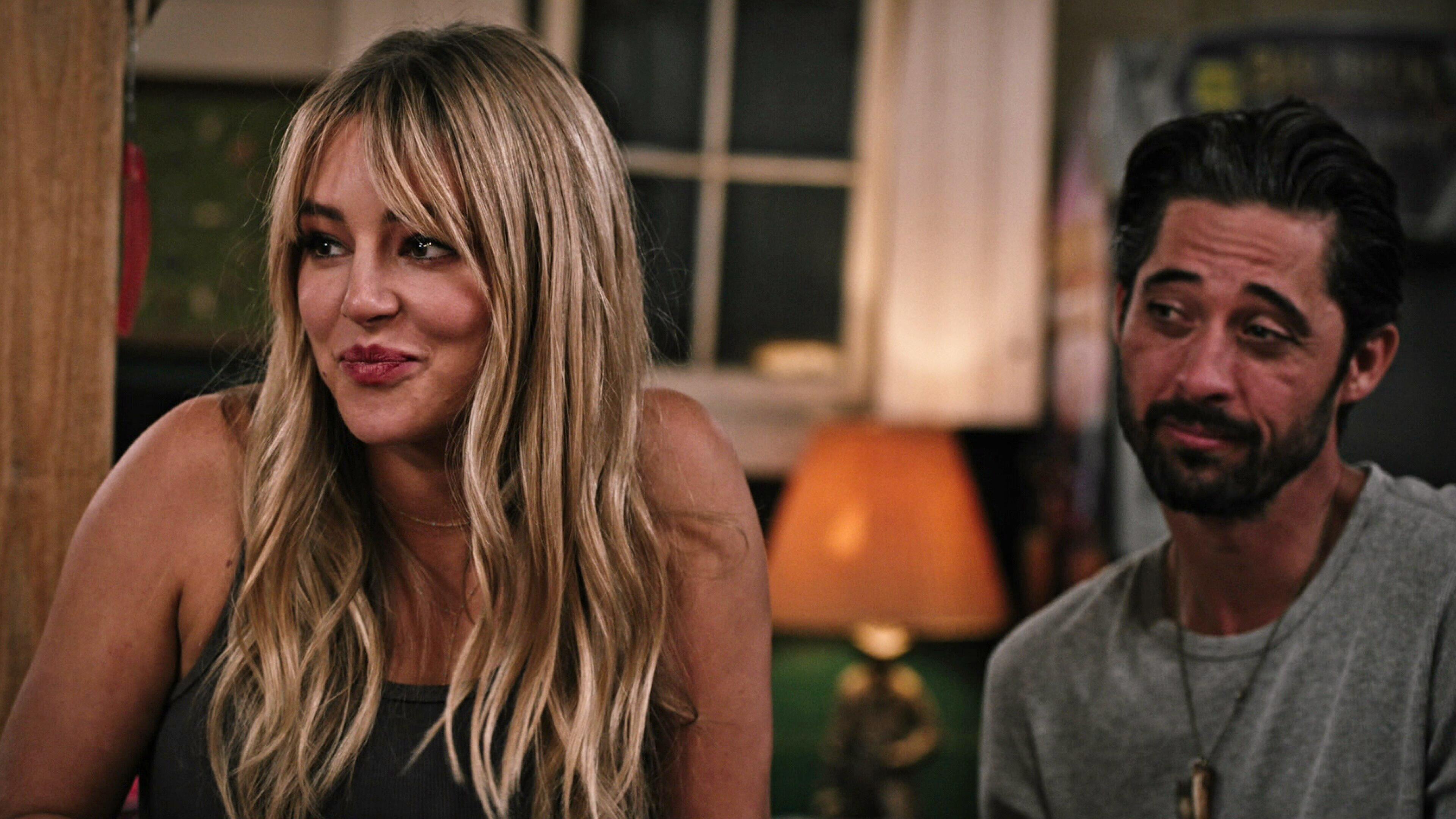 Hierba en las calles y malas hierbas en los tejados