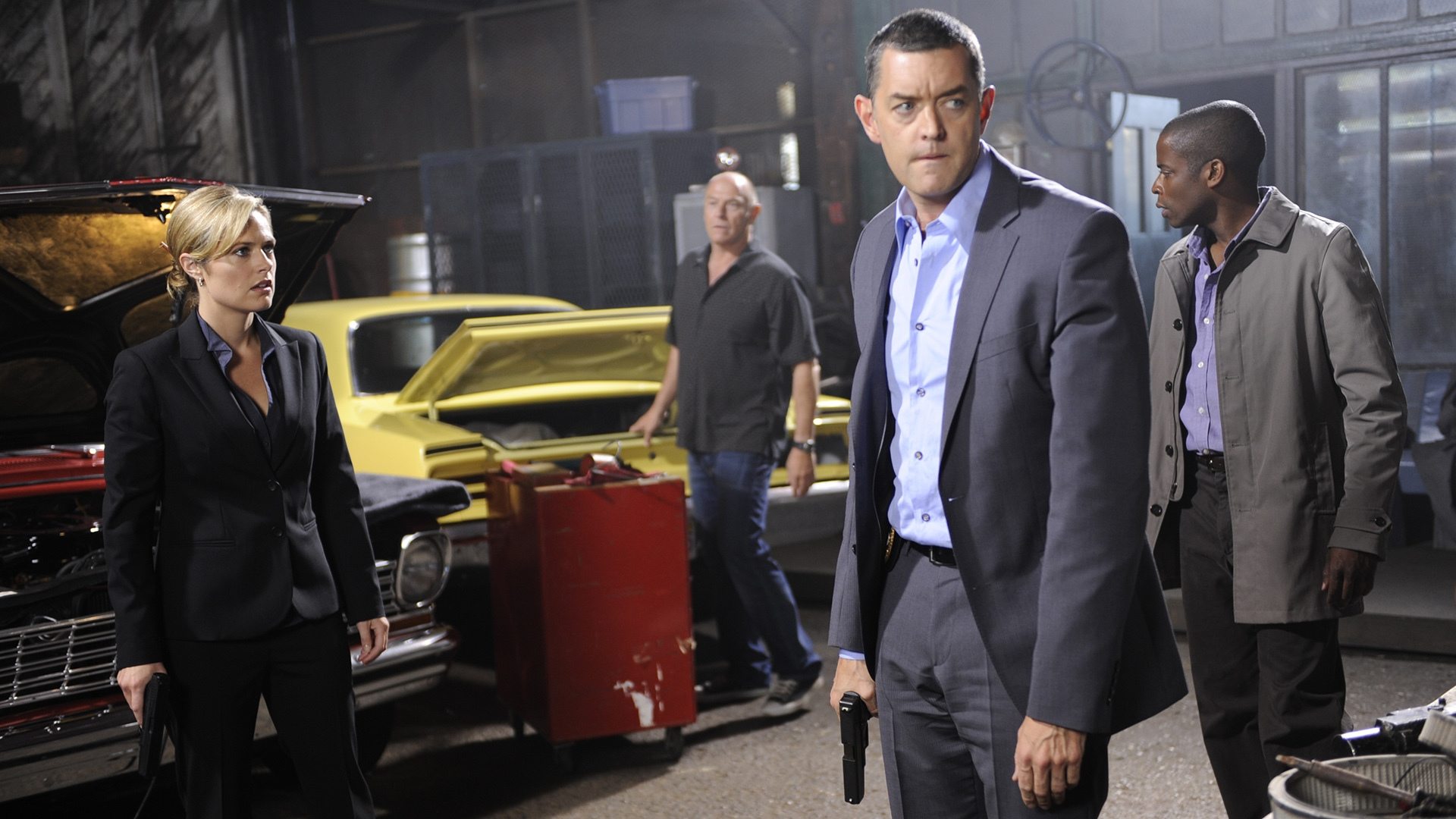 Shaw recibe un disparo en la oscuridad